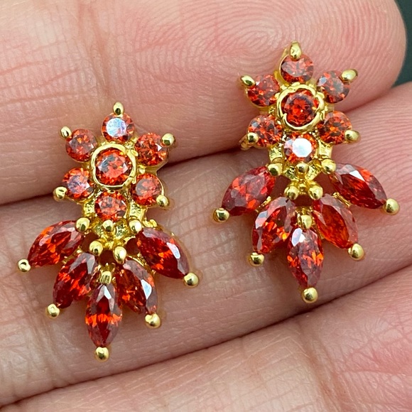 Unsigned Marquise CZ Gold-tone Flower Stud Earrings 4.8g - Picture 3 of 15
